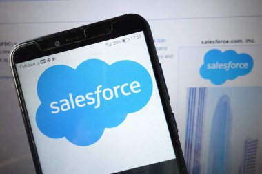 Konskie, Polonya - 18 Ağustos 2019: Salesforce şirket logosu cep telefonu