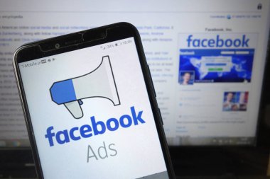 Konskie, Polonya - 18 Ağustos 2019: Cep telefonufacebook reklamları logosu