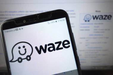 Konskie, Polonya - 18 Ağustos 2019: Cep telefonunda Waze uygulaması logosu