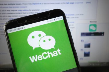 Konskie, Polonya - 18 Ağustos 2019: Cep telefonunda Wechat logosu