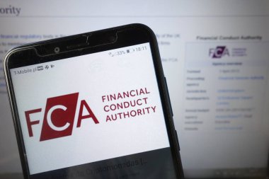 Konskie, Polonya - 18 Ağustos 2019: Cep telefonunda Fca Financial Conduct Authority logosu