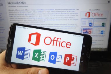 Konskie, Polonya - 18 Ağustos 2019: Cep telefonunda Microsoft Office logosu