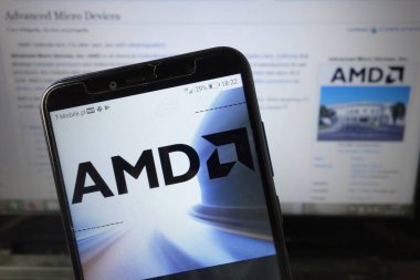 Konskie, Polonya - 18 Ağustos 2019: Cep telefonunda Amd şirket logosu