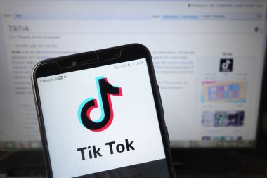 Konskie, Polonya - 18 Ağustos 2019: Cep telefonunda Tiktok logosu