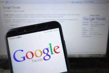 Konskie, Polonya - 18 Ağustos 2019: Cep telefonunda Google Trends logosu