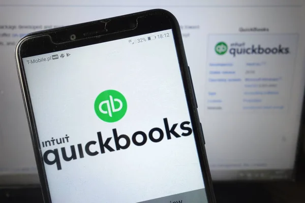 Konskie, Polonya - 18 Ağustos 2019: Cep telefonunda Intuit Quickbooks logosu