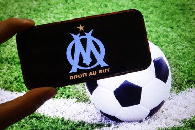 Konskie, Polonya - 15 Eylül 2025: Olympique Marsilya kulüp logosu cep telefonunda sergilendi