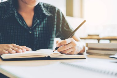 Yüksek okul veya üniversite öğrencisi eğitim ve kütüphanede okuma