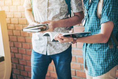 Üniversitesi Eğitim ve sınıf bir kitap okuma arkadaşlar eğitimi