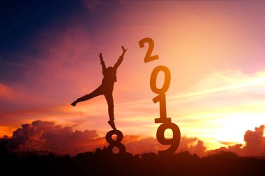 Genç adam için 2019 yeni yıl Happy siluet