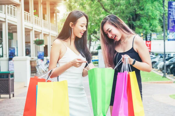 Feliz Amistad Las Mujeres Asiáticas Disfrutando Gastar Bolsas Compras Calle —  Fotos de Stock