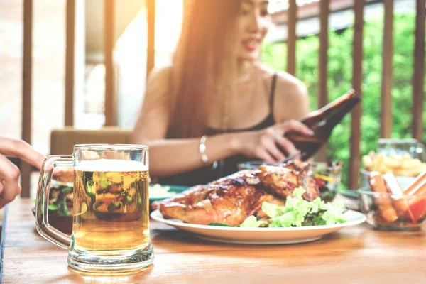 Jóvenes Mujeres Asiáticas Beber Cerveza Clink Vasos Feliz Mientras Disfruta — Foto de Stock