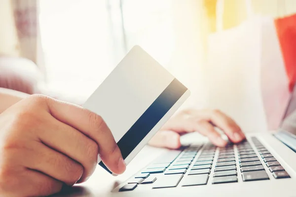 Nahaufnahme Kreditkarte Frau Online Einkaufen Mit Laptop Genießen Hause — Stockfoto