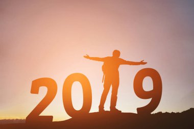 Genç adam için 2019 yeni yıl Happy siluet