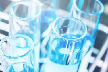 Cam laboratuvar kimyasal testi tur odasında. Bilim kavramı