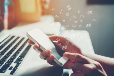 Ekranda hareket eden online simgesi sosyal ağ bağlantısı ile işadamı