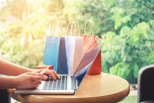 Mujer Compras Línea Utilizando Ordenador Portátil Con Tarjeta Crédito Disfrutando — Foto de Stock