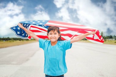 Mutlu bir çocukluk ABD kutlamak Amerikan bayrağı ile 4 Temmuz ile çalışan küçük çocuk