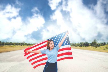 kadın ve Amerikan Memorial bağımsızlık günü için 4 Temmuz bayrak