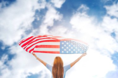 Amerikan bayrağı vatansever tatil ile duran mutlu kadın. ABD kutlamak 4 Temmuz