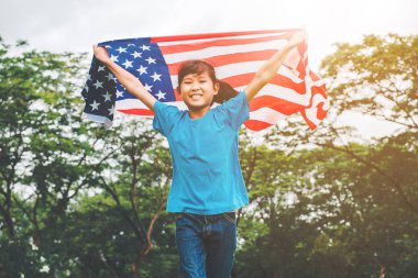 Mutlu bir çocukluk ABD kutlamak Amerikan bayrağı ile 4 Temmuz ile çalışan küçük çocuk