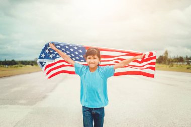 Mutlu bir çocukluk ABD kutlamak Amerikan bayrağı ile 4 Temmuz ile çalışan küçük çocuk
