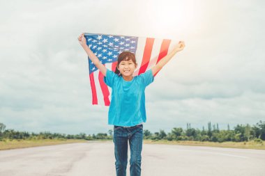 Mutlu bir çocukluk ABD kutlamak Amerikan bayrağı ile 4 Temmuz ile çalışan küçük çocuk