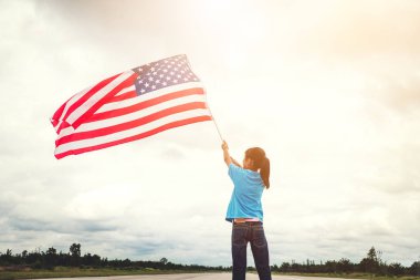 Mutlu bir çocukluk küçük çocuk ABD kutlamak Amerikan bayrağı ile 4 Temmuz ayakta