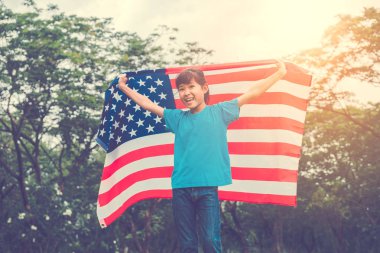 Mutlu bir çocukluk ABD kutlamak Amerikan bayrağı ile 4 Temmuz ile çalışan küçük çocuk