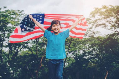 Mutlu bir çocukluk ABD kutlamak Amerikan bayrağı ile 4 Temmuz ile çalışan küçük çocuk