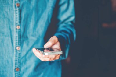 Sosyal ağ üzerinde telefon mesajı yazarak adam