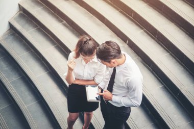 Yürüyüş ve dış office konuşurken Asya iş adamları