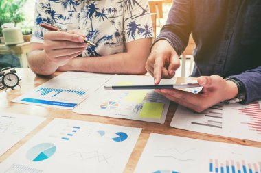 Dijital tablet yeni iş projede çalışan başlangıç iş takım toplantısı