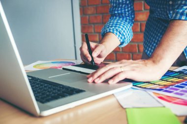 Grafik tasarımcı grafik tablet işyerinde çizim