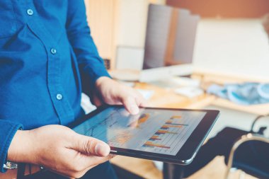 Dijital tablet yeni iş projede çalışan iş takım toplantısı