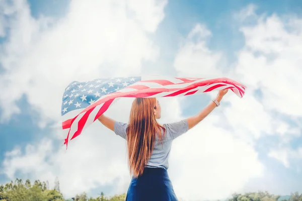 Glückliche Frau Steht Mit Amerikanischer Flagge Patriotisch Holiday Usa Feiern — Stockfoto