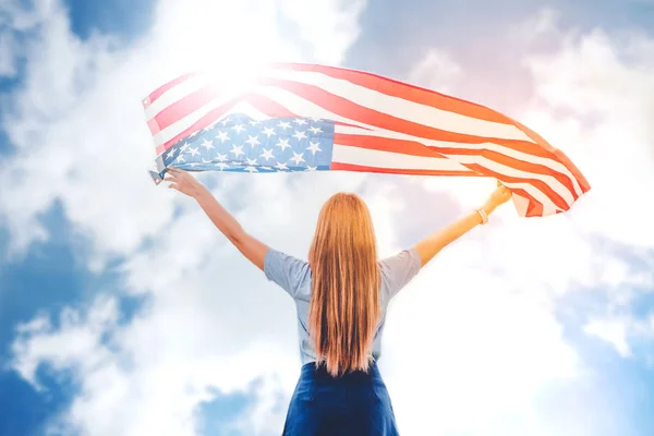 Lykkelig Kvinde Stående Med Amerikansk Flag Patriotisk Helligdag Usa Fejrer - Stock-foto