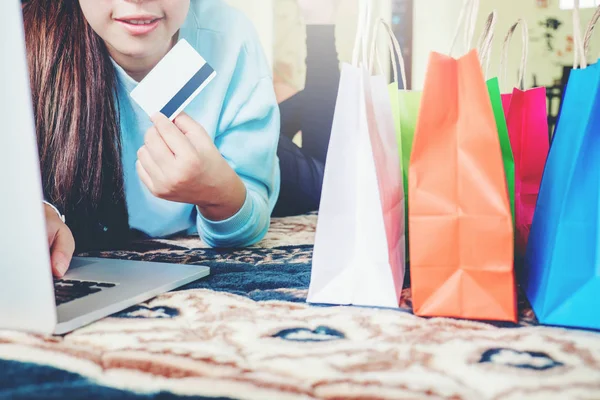 Kadın Alışveriş Online Kredi Kartı Zevk Ile Dizüstü Bilgisayar Boş — Stok fotoğraf