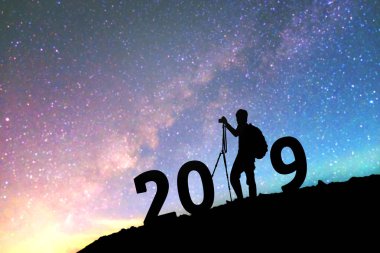 Samanyolu özgeçmişlerine 2019 yeni yıl için Happy siluet genç adam 