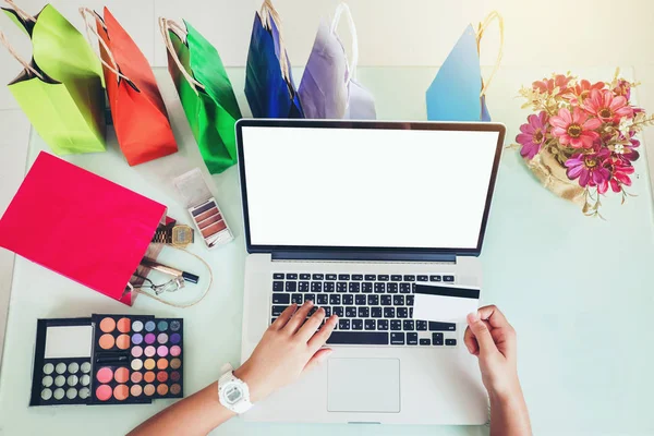 Kadın alışveriş online kredi kartı ev zevk ile dizüstü bilgisayar boş ekran kullanma