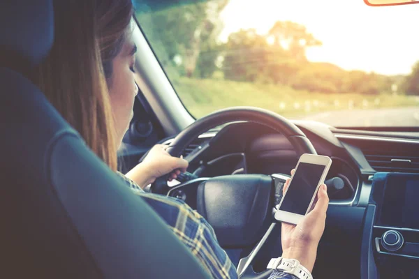 女性旅行者使用智能手机的车里面 — 图库照片
