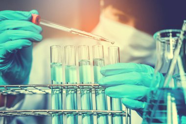 Bilim adamı bilimsel deney bilim kavramı sırasında araçları tutarak ekipman ile