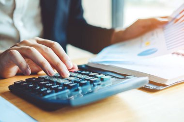 İş adamı muhasebe hesaplama maliyet ekonomik finansal veri sayma Analizi