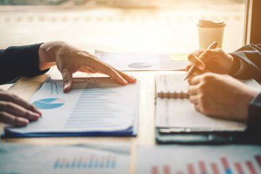 Toplantı planlama stratejisi analiz kavramı ofis iş arkadaşlarınıza gelecek planları üzerinde iş adamları