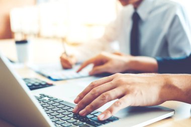 Toplantı planlama stratejisi analiz kavramı ofis iş arkadaşlarınıza gelecek planları üzerinde iş adamları