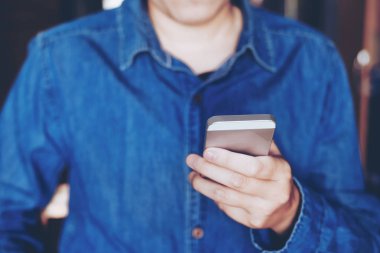 Ekranda hareket eden online simgesi sosyal ağ bağlantısı ile işadamı