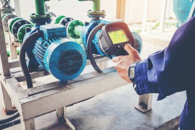 Bir su fabrika Motor soğutma kulesinde hizmet teknisyeni termografi