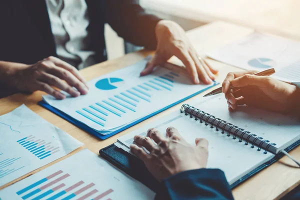 Yeni iş için planlama stratejisi analiz toplantı iş adamları konsept proje