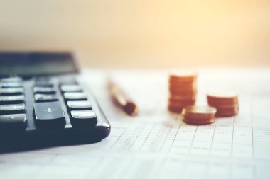 Maliyet tasarrufu para kavramı hesap makinesi