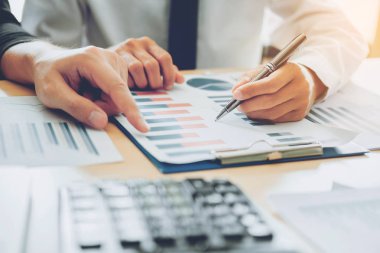Yeni iş için planlama stratejisi analiz toplantı iş adamları konsept proje